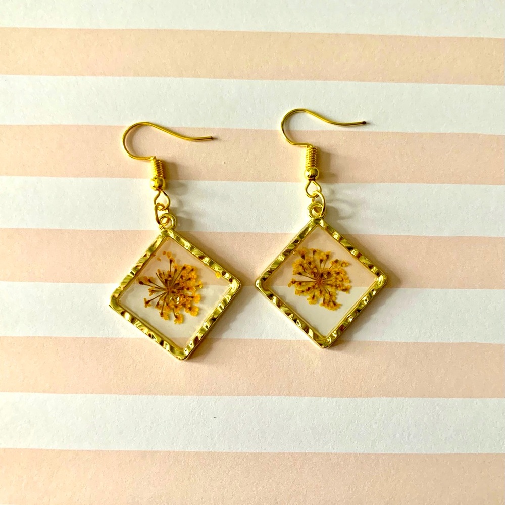 Gold and Yellow Resin Flower Earrings🌼